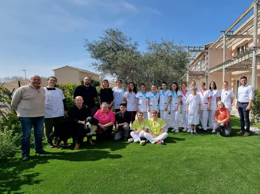 L’équipe réunie dans le jardin du Mas du Moulin