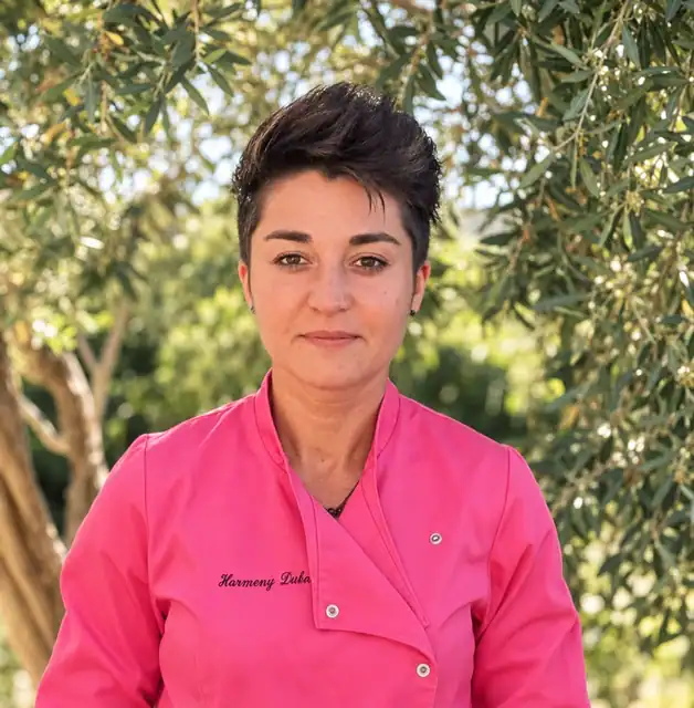 Portrait de Armony D. figurant sur le site du Mas du Moulin